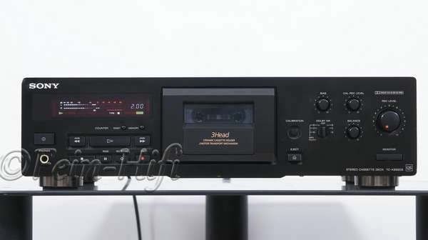 Zeigt die Frontansicht von Sony TC-KB920 QS 3-K