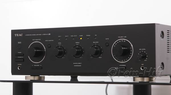 Zeigt die Seitenansicht-Rechts von TEAC A-R650Mk2