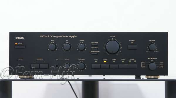 Zeigt die Frontansicht von Teac A-X75