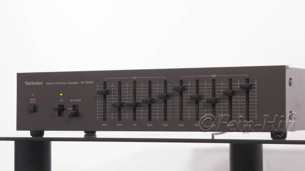 Zeigt die Seitenansicht-Rechts von Technics SH-8010 H