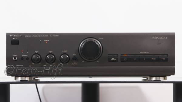 Zeigt die Frontansicht von Technics SU-V300 M2 V