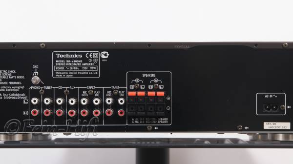 Zeigt die Rückseite von Technics SU-V300 M2 V