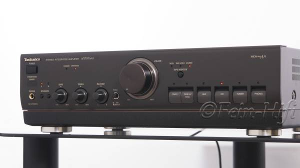 Zeigt die Seitenansicht-Rechts von Technics SU-A700 MK3 C