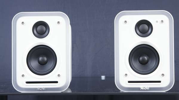 Zeigt die Seitenansicht-Links von Teufel Motiv B Bluetooth Lautsprecher weiss