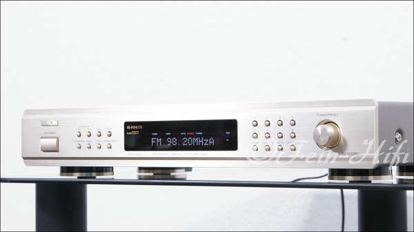 Zeigt die Rückseite von Denon TU-1500RD H
