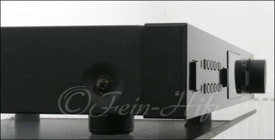 Zeigt die Seitenansicht-Links von Harman Kardon TU920 Stereo Tuner