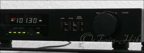 Zeigt die Detailansicht-Rechts von Harman Kardon TU920 Stereo Tuner