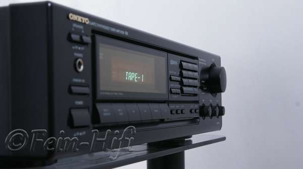 Zeigt die Seitenansicht-Rechts von Onkyo TX-8210R S