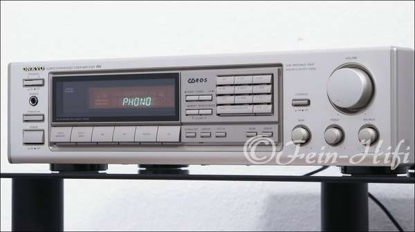 Zeigt die Seitenansicht-Rechts von Onkyo TX-8210R S