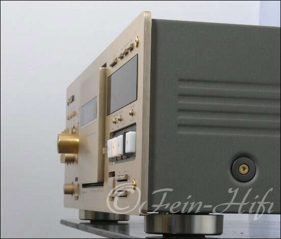 Zeigt die Rückseite von TEAC V-6030