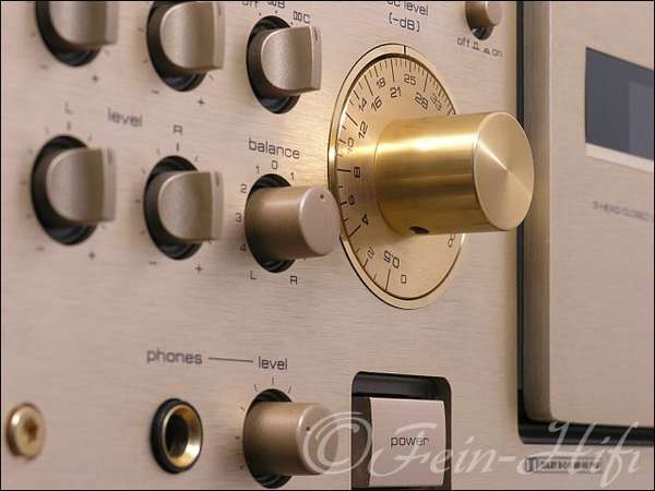 Zeigt die Extraansicht von TEAC V-6030
