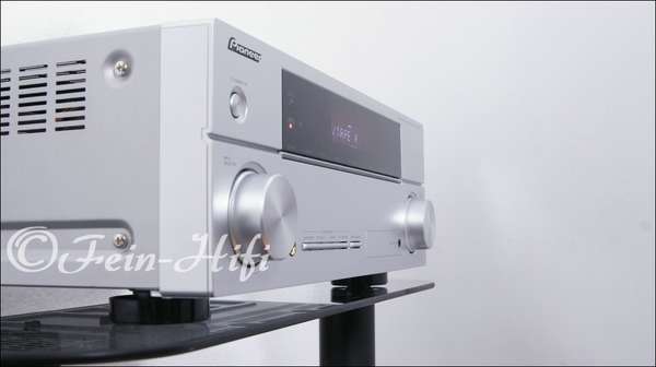 Zeigt die Seitenansicht-Rechts von Pioneer VSX-520 D