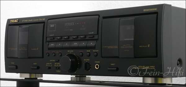 Zeigt die Frontansicht von TEAC W-870