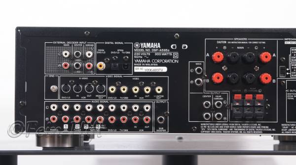 Zeigt die Rückseite von Yamaha DSP-A595