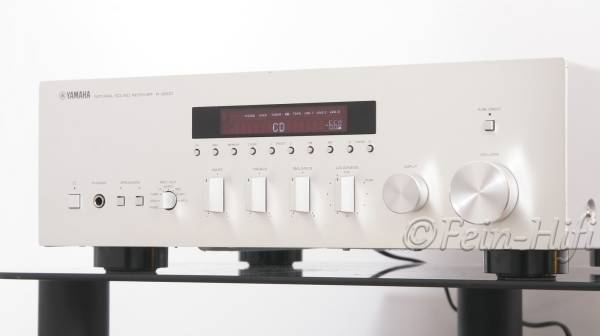 Zeigt die Seitenansicht-Rechts von Yamaha R-S500