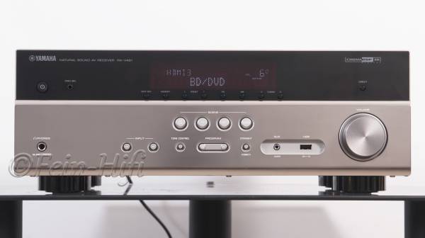 Zeigt die Frontansicht von Yamaha RX-V481 N