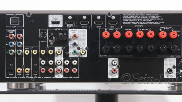 Zeigt die Rückseite von Yamaha RX-V567 7