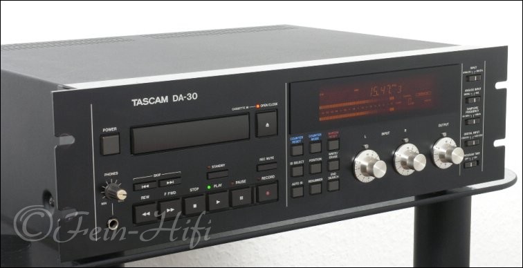 TASCAM DA-30 professional DAT-Recorder mit XLR und AES/EBU