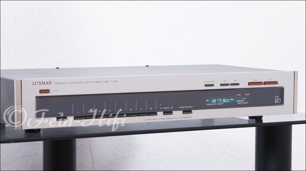 Luxman T-240 FM/AM Stereo Tuner in champagner | Fein-HiFi