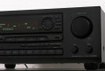 Zeigt die Seitenansicht-Rechts von Onkyo TX-DS555 D
