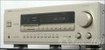 Zeigt die Seitenansicht-Rechts von Denon AVR-1400 S