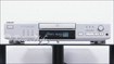 Zeigt die Frontansicht von Sony CDP-XE520 H