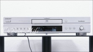 Zeigt die Frontansicht von Sony SCD-XE597 SACD-P