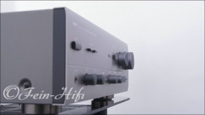 Zeigt die Seitenansicht-Rechts von Yamaha AX-570 S