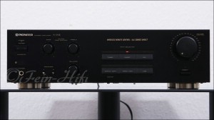 Zeigt die Frontansicht von Pioneer A-351