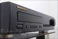 Zeigt die Seitenansicht-Rechts von Marantz DP-870 D
