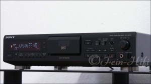 Zeigt die Rückseite von Sony DTC-ZE700 H