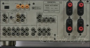 Zeigt die Rückseite von Onkyo A-8690