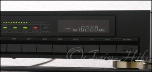 Zeigt die Seitenansicht-Rechts von AKAI AT-52 FM