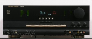 Zeigt die Frontansicht von Harman Kardon AVR2500 Heimkino AV-Receiver