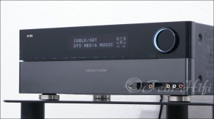 Zeigt die Seitenansicht-Rechts von Harman Kardon AVR355 Digital 7.1 Heimkino AV-Receiver mit HDMI titan