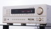 Zeigt die Seitenansicht-Rechts von Denon AVR-1802 D