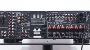 Zeigt die Rückseite von Denon AVR-1907 D