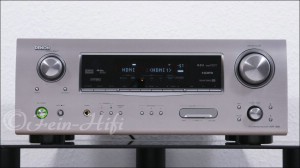 Zeigt die Frontansicht von Denon AVR-1908 D