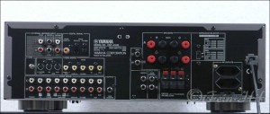 Zeigt die Rückseite von Yamaha DSP-A595 D