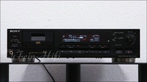 Zeigt die Frontansicht von Sony DTC-690 DAT R