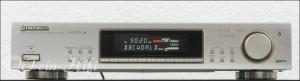 Zeigt die Frontansicht von Pioneer F-502