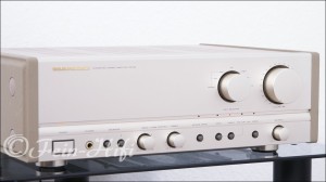 Zeigt die Seitenansicht-Links von Marantz PM-52 H