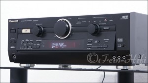 Zeigt die Seitenansicht-Rechts von Panasonic SA-HE100 D