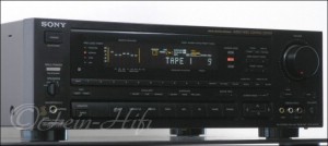 Zeigt die Frontansicht von Sony STR-AV1070 D