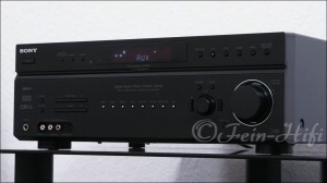 Zeigt die Rückseite von Sony STR-DE698 D