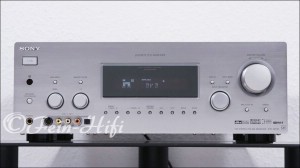 Zeigt die Frontansicht von Sony STR-DB795 QS