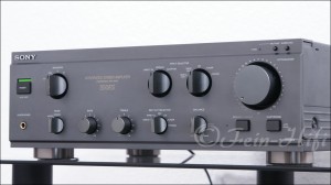 Zeigt die Seitenansicht-Rechts von Sony TA-F550ES H