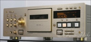 Zeigt die Seitenansicht-Rechts von TEAC V-6030