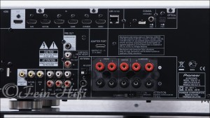 Zeigt die Rückseite von Pioneer VSX-527 D