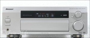 Zeigt die Frontansicht von Pioneer VSX-D711 D